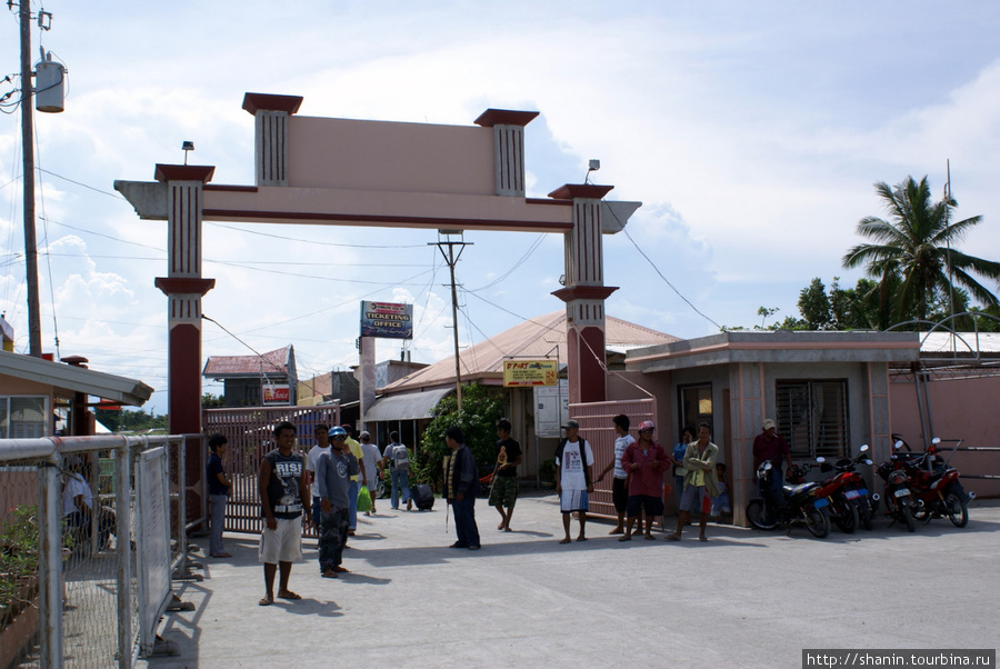 Ворота порта — у них пассажиров поджидают таксисты и мото-велорикши Филиппины