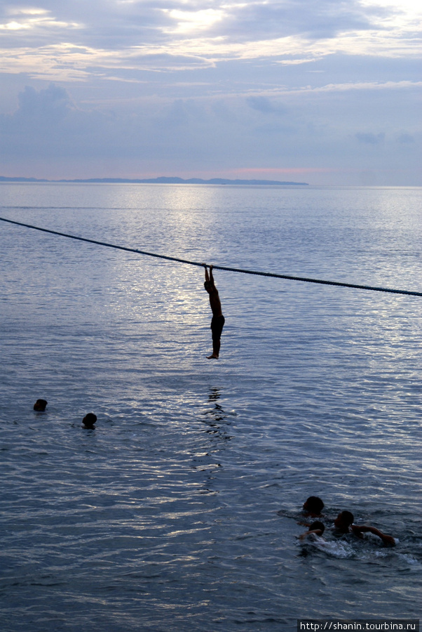 Дети используют причальные тросы для купания Филиппины