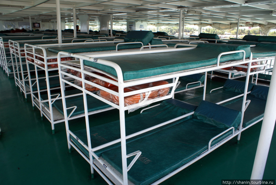 Двухэтажные кровати на пароме Филиппины