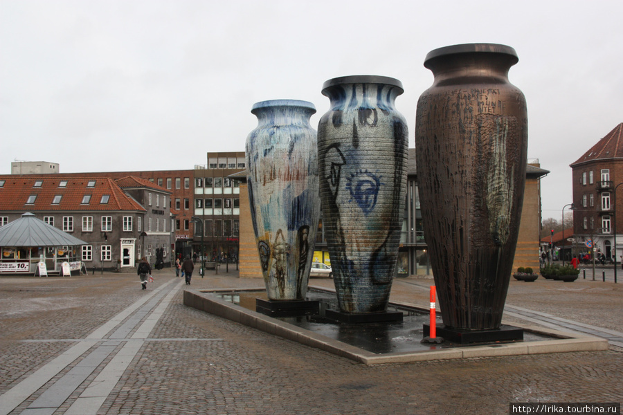 Вазы, установленные к 1000-летнему юбилею города Роскильде, Дания