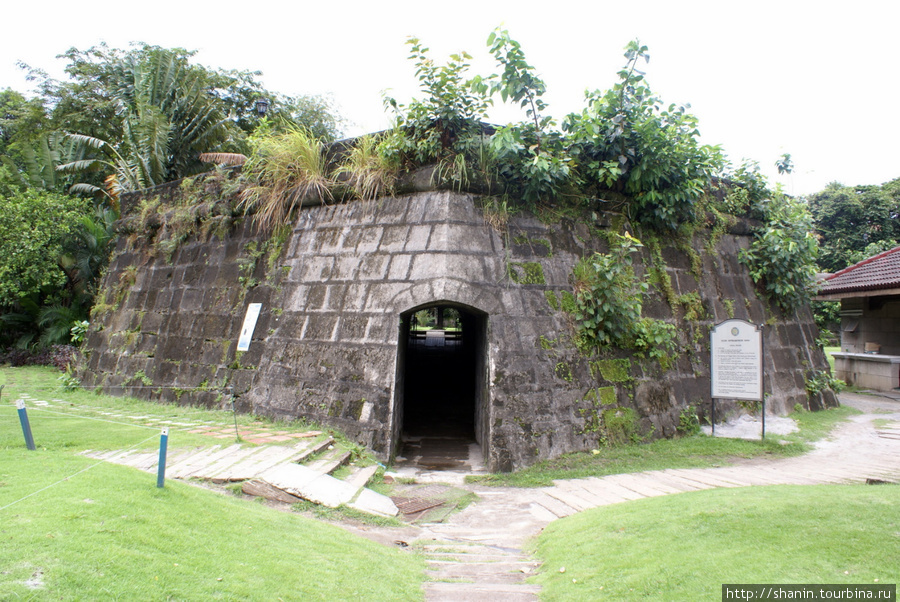 Fort santiago. Форт Сантьяго Филиппины. Крепость Сантьяго Филиппины. Манила Форт. Форт Сантьяго крепость Раджи Сулеймана Филиппины.