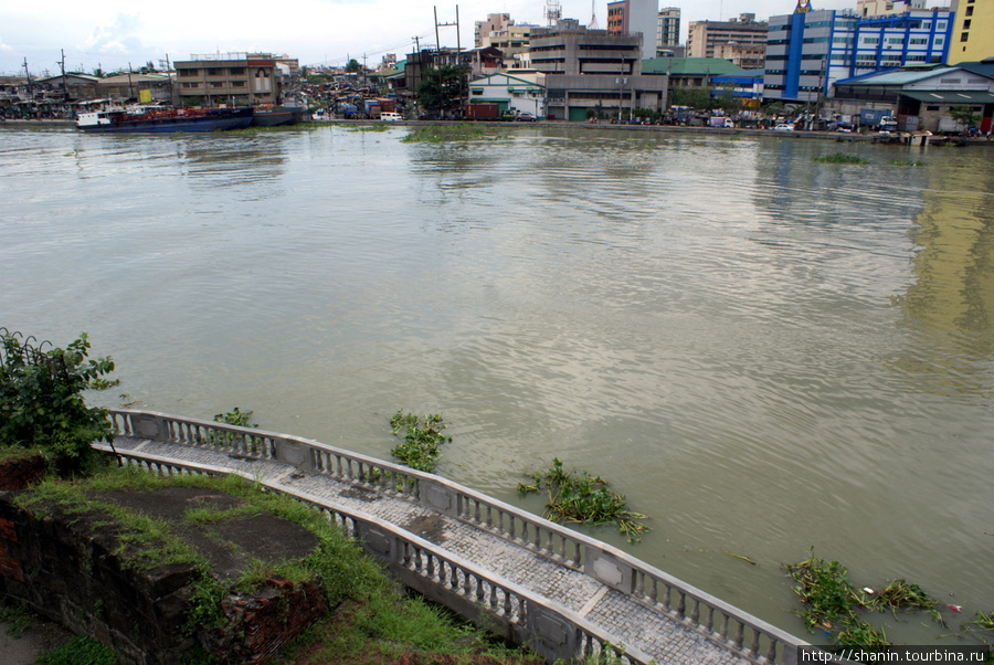 Река у форта Сантьяго Манила, Филиппины