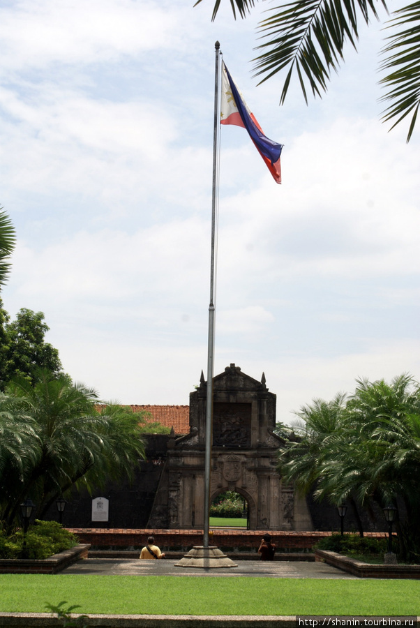 Флаг над фортом Сантьяго Манила, Филиппины
