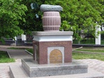 Памятник-скульптура Нежинский  огурец установлена в Нежине около консервного завода. (фото из интернета).