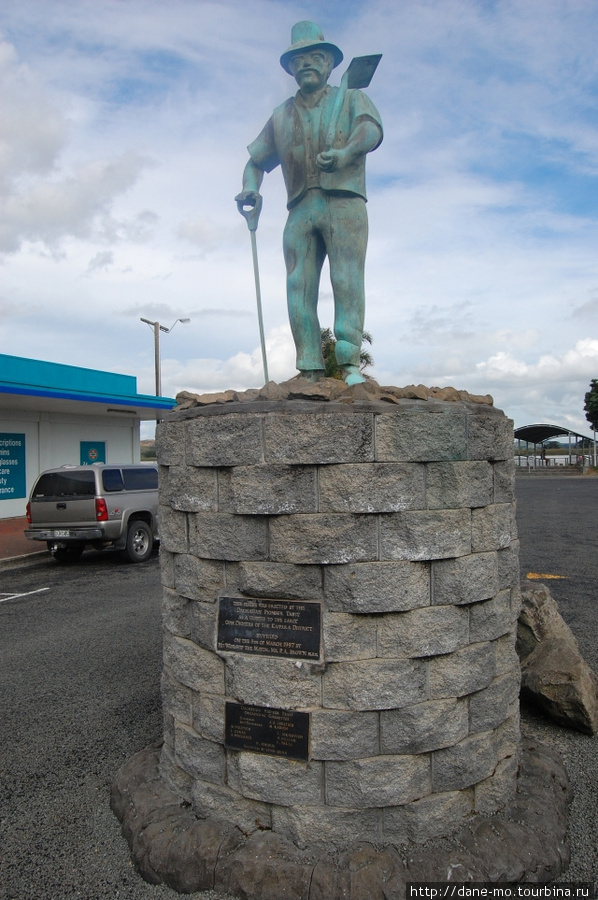Памятник, посвященный работникам, занимавшимся раскопками окаменелой смолы каури Даргавилл, Новая Зеландия