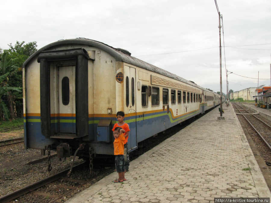 Ж.д. Южной Суматры - товарняки, пассажирские, вокзалы... Бандар-Лампунг, Индонезия