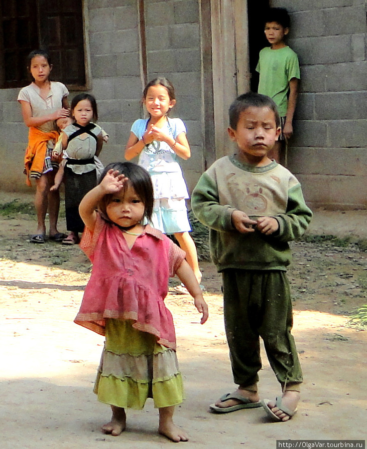 Наше появление в деревне вызвало у детей от мала до велика нескрываемый интерес Провинция Луангпрабанг, Лаос