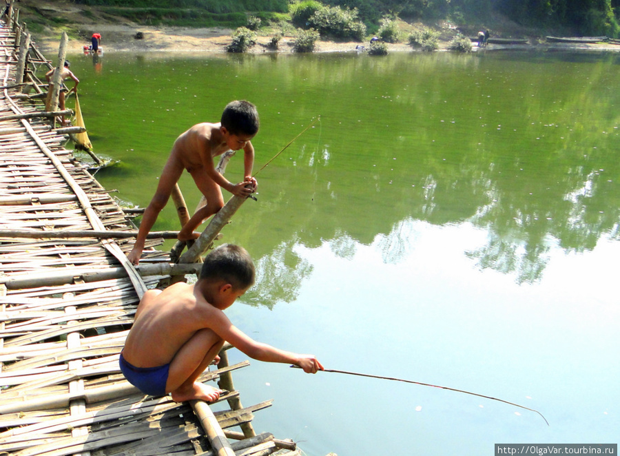 У младших тоже важное дело — научиться хорошо ловить рыбу... удочкой Провинция Луангпрабанг, Лаос