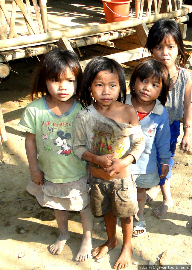 В дальней деревне в горах дети более настороженные и неулыбчивые Провинция Луангпрабанг, Лаос