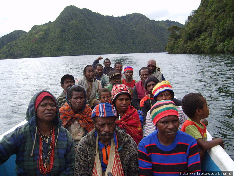 В гостях у лесных папуасов (2008). Папуасская демократия. Энаротали, Индонезия