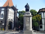 Памятник Зарко на площади перед Кафедральным собором