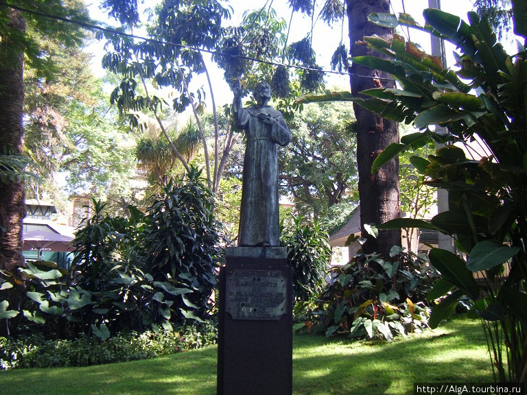 Статуя Франциска Ассизского в муниципальном саду Регион Мадейра, Португалия