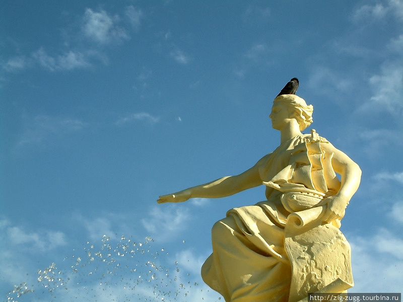 Морской вокзал, фонтан со скульптурой богини мореплавания Сочи, Россия