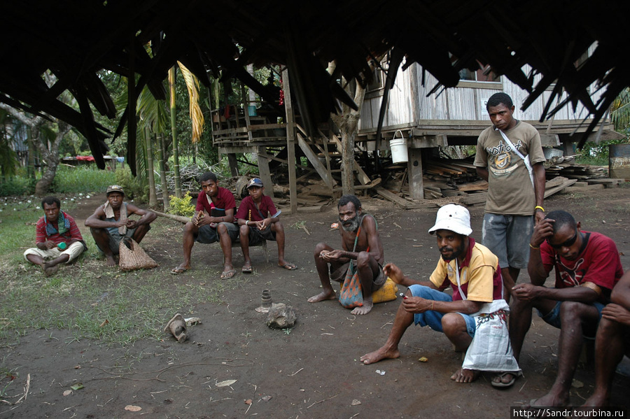 Старик рассказывает легенду о Милухо-Маклае, деревня Гумбу Бонгу, Папуа-Новая Гвинея