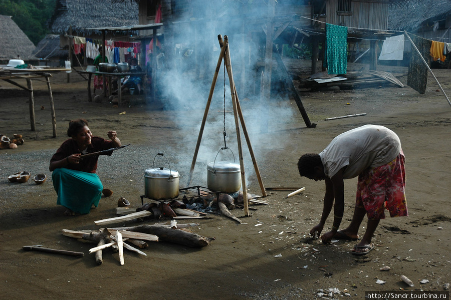Вся еда готовится здесь на костре Бонгу, Папуа-Новая Гвинея