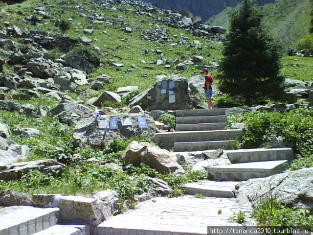 Памятник погибшим альпинистам Заилийский Алатау (горный хребет), Казахстан