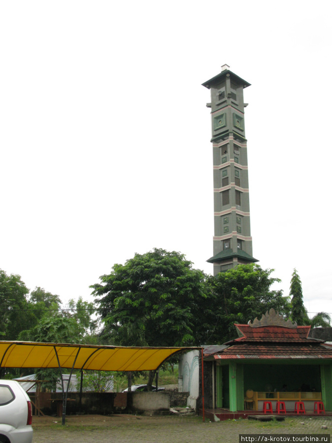 Очень высокий минарет мечети Суматра, Индонезия