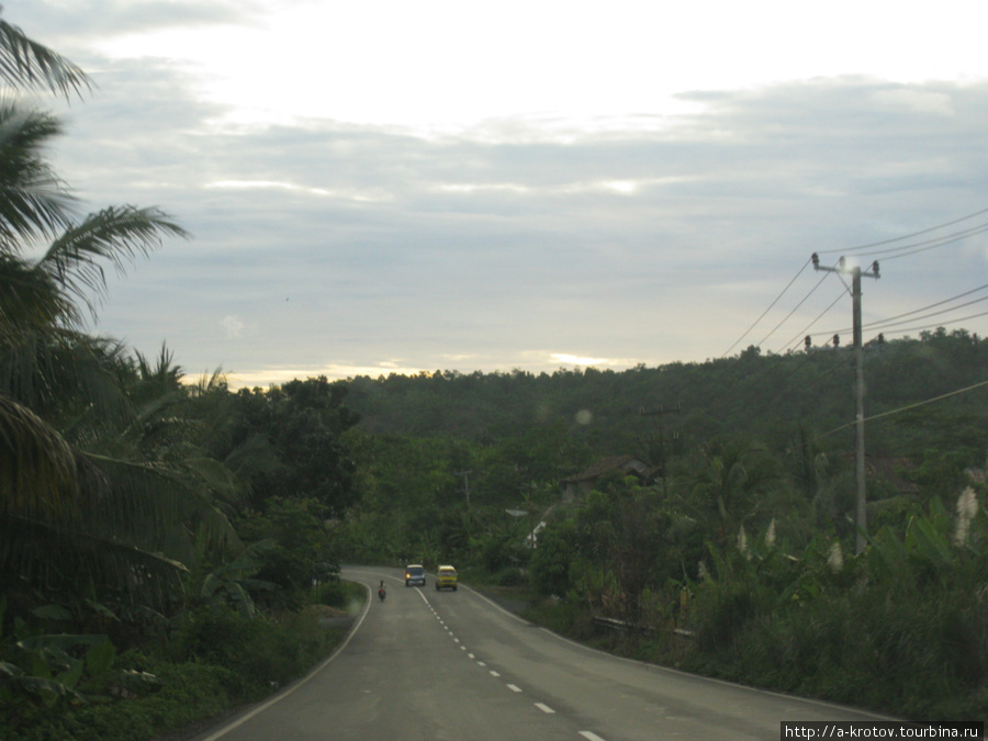 Трасса на юг в сторону парома на Яву Суматра, Индонезия