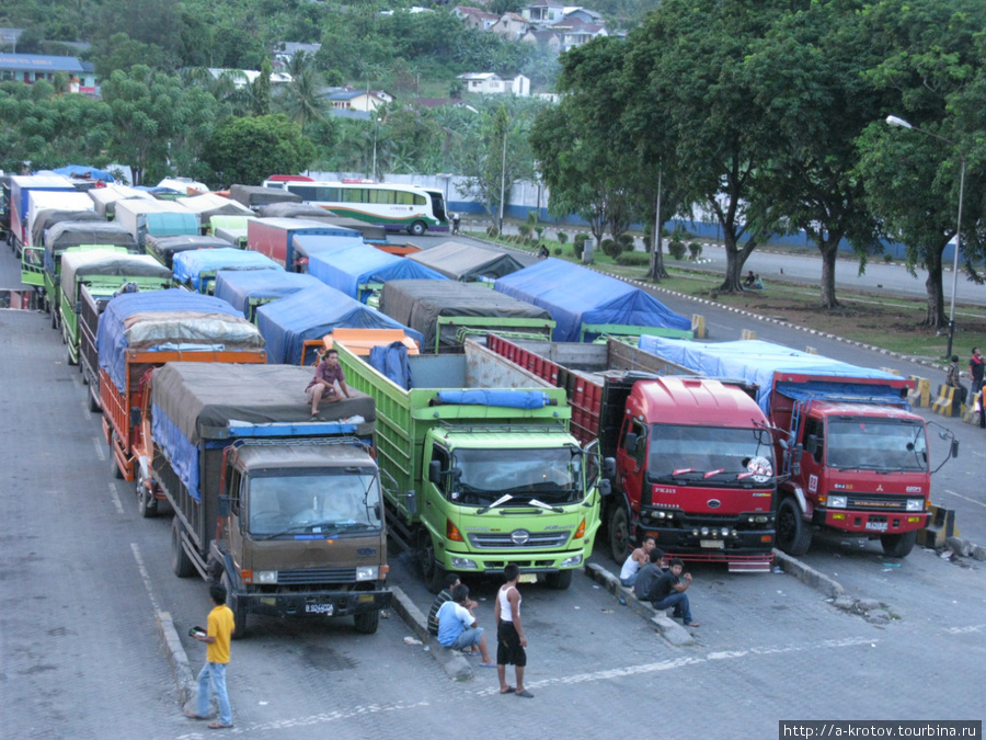 Сотни грузовиков ждут своей очереди переправиться на Яву с Суматры (и наоборот) Суматра, Индонезия