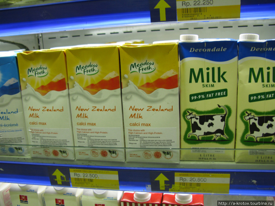 В супермаркете — НОВОЗЕЛАНДСКОЕ молоко по 22.000 рупий (70 рублей) за литр! Суматра, Индонезия