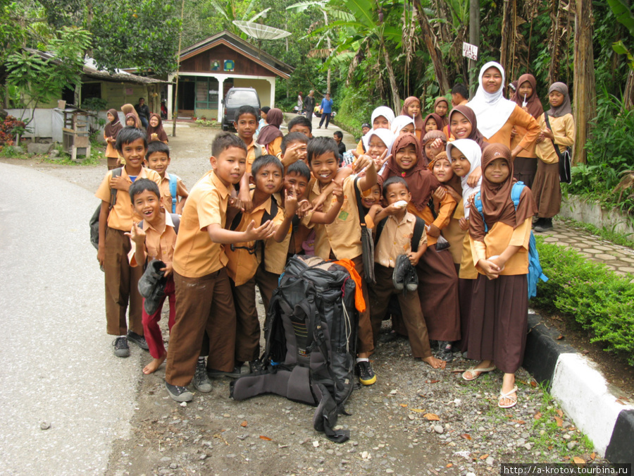школьники Суматра, Индонезия