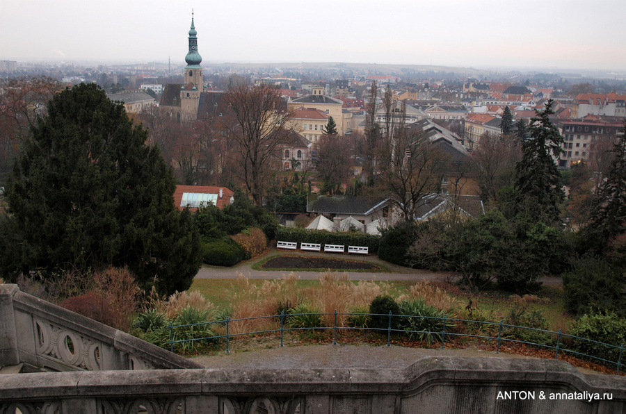 Вид на Баден из Курпарка, со смотровой площадке в храме Бетховена Баден, Австрия