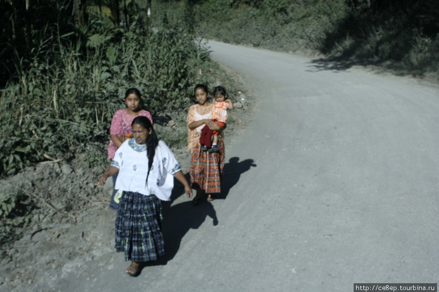 Простые гватемальские женщины — бредут куда-то по своим делам Гватемала