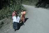 Простые гватемальские женщины — бредут куда-то по своим делам