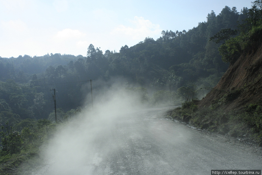 В горах часто асфальта нет — стоит жуткая пыль, поднимаемая проезжающими машинами Гватемала