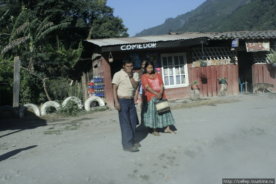 Гватемальская пара на фоне comedor — так называются дешевые местные столовые Гватемала