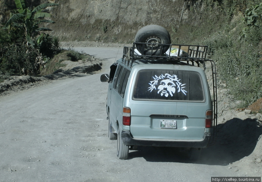 На машинах часто можно встретить изображения и надписи религиозной тематики Гватемала