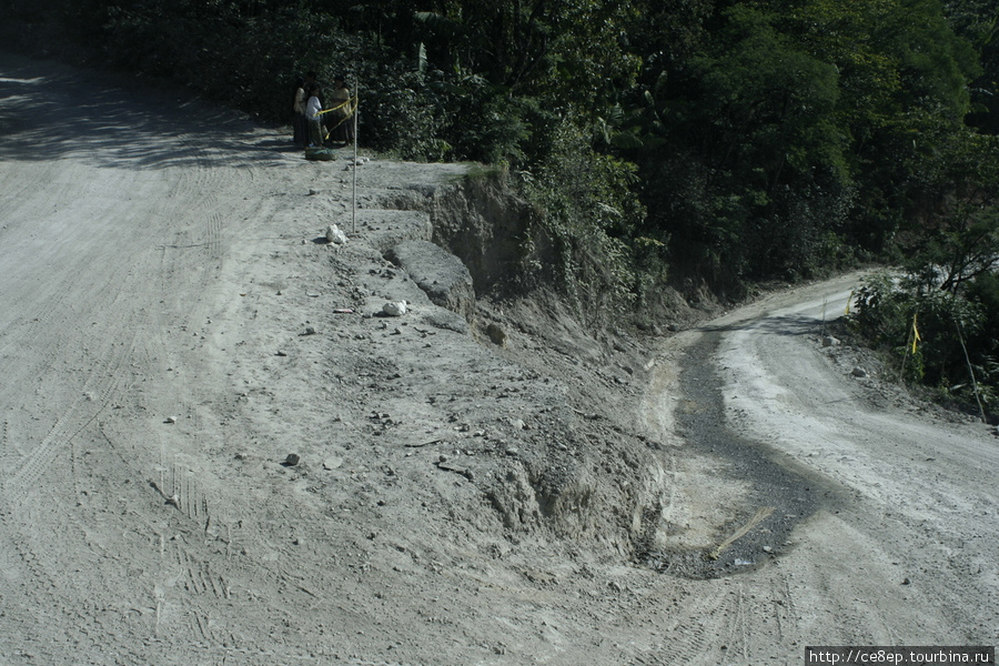 Груновая горная дорогу, видны следы от размыва Гватемала