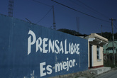 Реклама главной гватемальской газеты встречается часто и именно на заборах