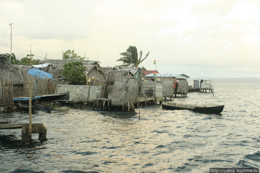 Те, кто имеют дома на берегу — имеют персональные отхожие места Остров Карти, Панама