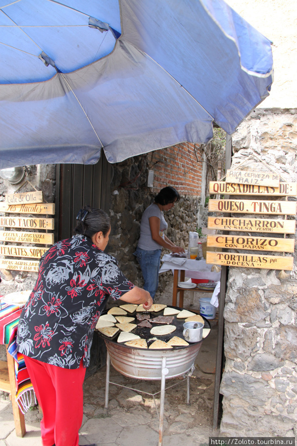 Местный фаст-фуд Тепостлан, Мексика