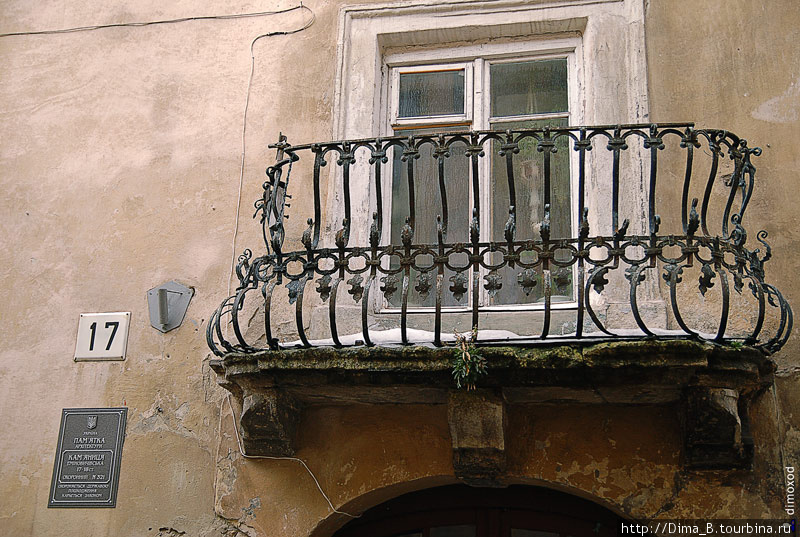 Необычной формы балкончики, похожими на цветочные корзины. Львов, Украина