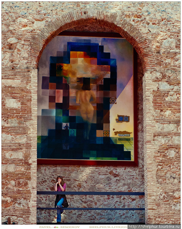 Приоткрою тайну «Обнажённая Гала, смотрящая на море, которая на расстоянии 18 метров трансформируется в портрет Авраама Линкольна», 1975 год. Эта картина, посвящённая Марку Ротко, – первый пример использования в живописи цифрового метода. Она выполнена по оцифрованному программистм Леоном Д. Хармоном изображению головы Линкольна. Фигерас, Испания
