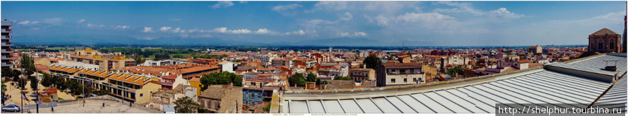 Панорама на Фигерас, с крыши рядом стоящего с музеем здания. Фигерас, Испания