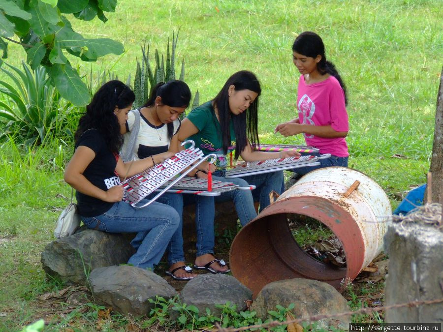 Подготовка к конкурсу игры на  металлофонах Пуэрто-Принсеса, остров Палаван, Филиппины