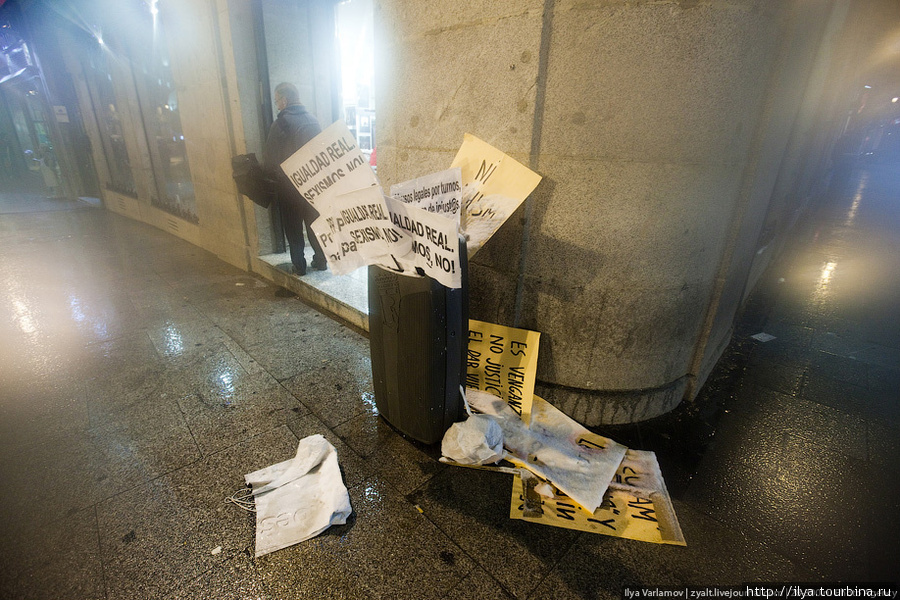 После митинга плакаты занимают свое место в мусорном баке. Мадрид, Испания