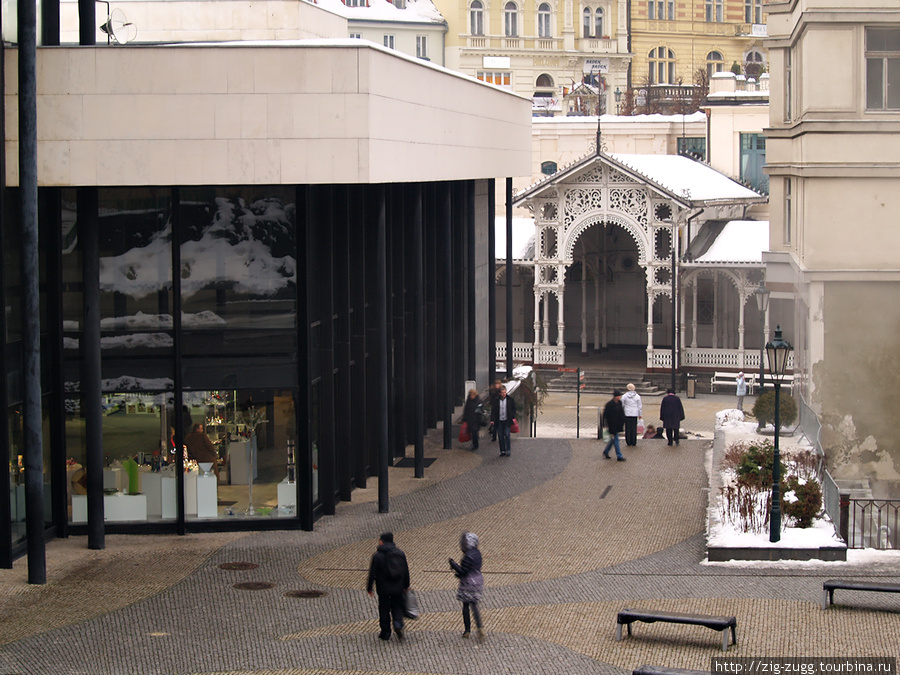 Рыночная колоннада (на заднем плане) Карловы Вары, Чехия