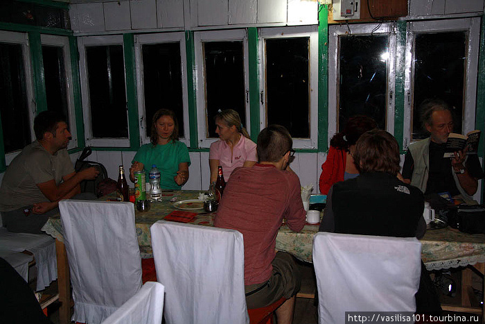 Наша большая, только что образовавшаяся компания за ужином, столовая лоджа в Сианге Бесисахар, Непал