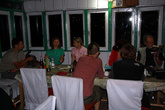Наша большая, только что образовавшаяся компания за ужином, столовая лоджа в Сианге