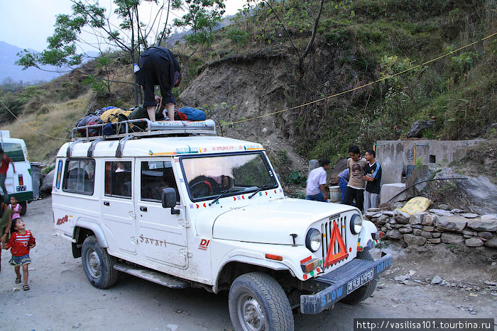 На таком джипе можно добраться из Бесисахара в Сианг, чтобы не идти по пыльной дороге и сэкономить время Бесисахар, Непал