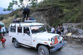 На таком джипе можно добраться из Бесисахара в Сианг, чтобы не идти по пыльной дороге и сэкономить время