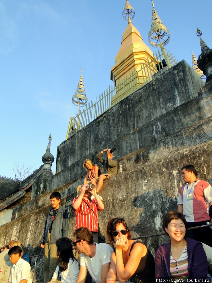 Тот, кто был проворней, забрался на галерку, облепив стены, окружающие небольшой храм Луанг-Прабанг, Лаос