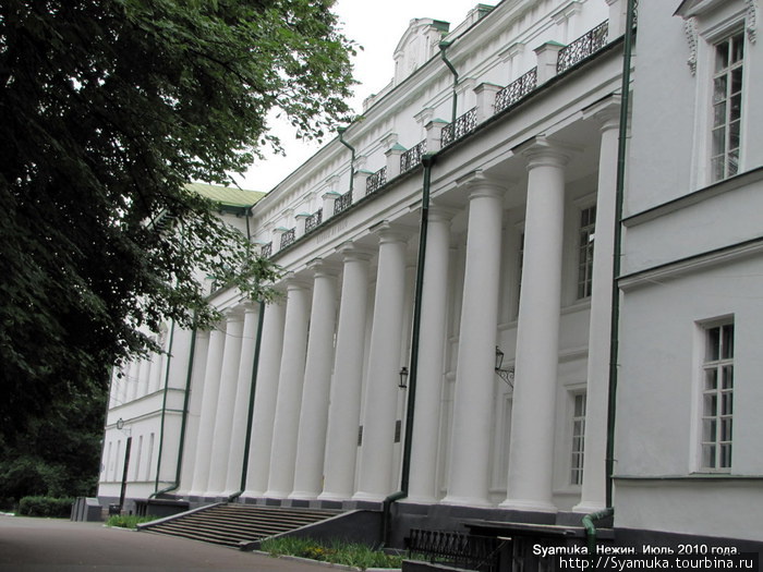 Открытие нового учебного заведения состоялось 4 сентября 1820 года. Называлось оно «Гимназия высших наук Князя Безбородько», и предназначалось только для юношей, выходцев из духовенства и дворянских родов. Такое название заведение носило до 1832 года. Нежин, Украина