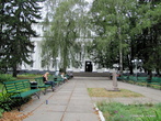 Перед Университетом — большой удлиненный сквер с множеством лавочек и фонарей. Он тянется к мемориалу Памяти.