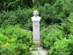 В стороне от широких аллей, в густой зелени — памятник Н. В. Гоголю. Установлен в том месте, куда любил уединяться будущий писатель от шума и суеты.