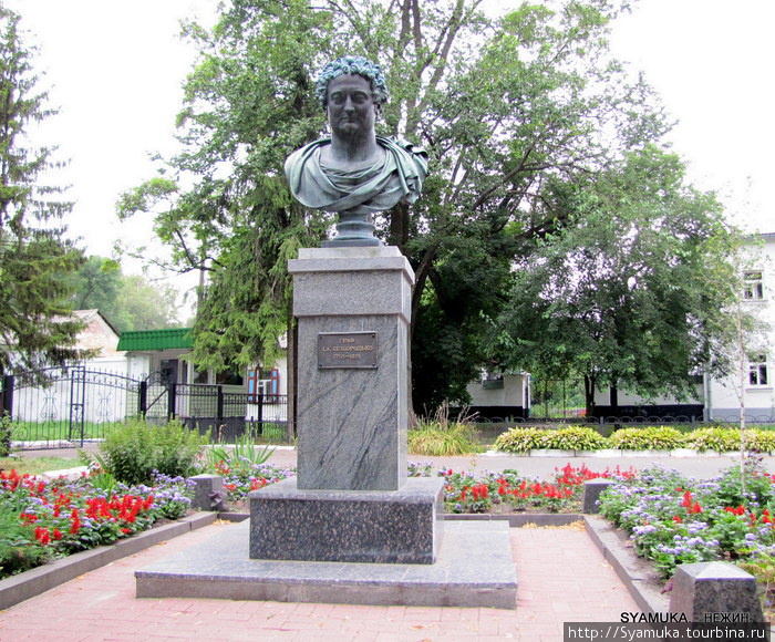 Рядом с Университетом, на видном месте среди цветов — памятник-бюст графу И. Безбородько. Нежин, Украина